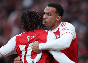 2-1险胜！乌龙球+红牌，阿森纳掀翻切尔西，曼城被甩开5分