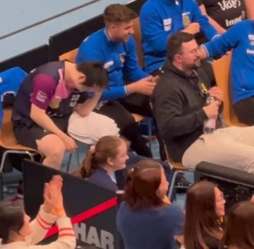 笑不活了！樊振东两度被逆转翻车，队友拿他头像模仿，小胖笑疯