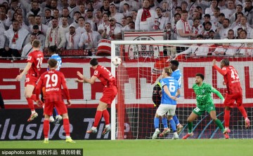 德甲争冠关键时刻：弗赖堡错失良机，特雷乌推射偏出引发热议