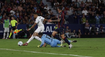 姆巴佩杀疯了：2分钟双响西甲40战38球！搂着阿隆索笑开花