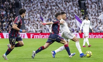 随着巴萨1-2，马竞1-0，皇马2-0，西甲积分榜产生，巴萨1分领跑