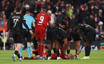 安菲尔德惊现“断弦”悲剧！埃基蒂克无对抗重伤离场，红军锋霸恐赛季报销无缘世界杯