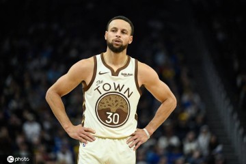 库里砍26+3+6瞬间爆发变三疯 单节6中6一人击垮魔术