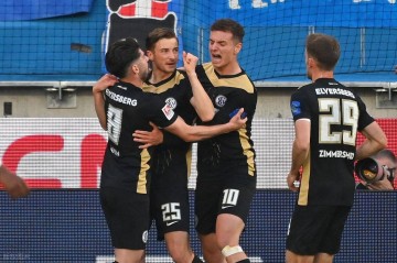 德乙升级附加赛!2-2,3分钟连扳2球,德甲第16逼平德乙第3