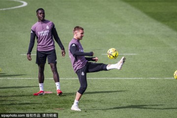 皇马备战曼城：卡马文加复出将成关键，战术解析与历史交锋回顾