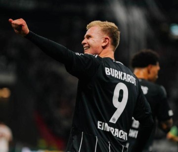 5-1逆转创造历史!欧冠大黑马浮现:登上榜首5万球迷狂欢