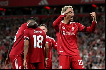 突发!利物浦客战纽卡惊现神操作:1.2亿先生改踢右后卫,斯洛特葫芦里卖的什么药?