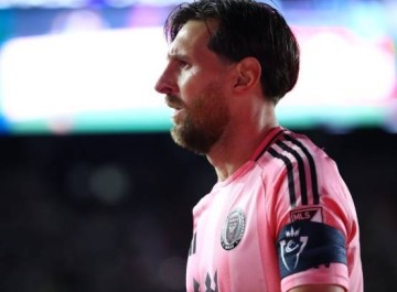 巴萨新闻观看——梅西在阿迪达斯的新广告中给拉明·亚马尔“写了一封信”