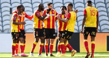 随着马赛1-0,朗斯1-0,榜首易主,法甲最新积分榜如下