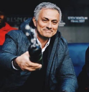 5-2,穆帅激活6大弃将,7700万神锋抽射定江山,欧冠正赛只差1关