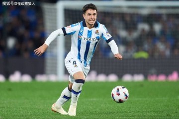 酋长惊雷！皇马主席怒摔手机，阿森纳5100万镑截杀伯纳乌王储