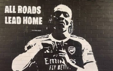 电讯报:埃泽身穿阿森纳球衣的壁画遭到污损,肇事者疑似热刺球迷