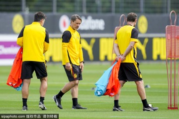 德甲球队多特蒙德训练备战新赛季比赛</title>
<title>德甲球队多特蒙德训练备战新赛季比赛