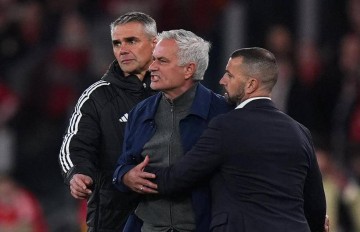 穆帅又上头条了！但这次不是因为绝杀，而是因为一场赛后言论，让他从“狂人”变成了“众矢之的”