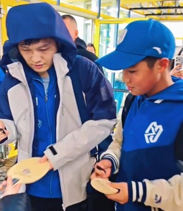 又稳又狠！樊振东狂拿2分赢麻了，赛后蹲地签名超宠粉