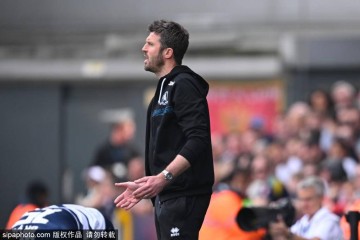 罗伊·基恩怒批曼联“马戏团”：卡里克与教练组资历遭质疑，德比前夜悬念难平