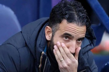 30万周薪突生变数!曼联“砍薪留人”暗藏玄机,32岁面临残酷抉择