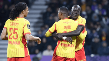 超级大黑马诞生:疯狂8连胜,力压大巴黎,排名法甲榜首