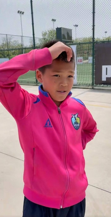 16岁刘凯源踢爆西甲U19后卫，背后是家庭全力支持