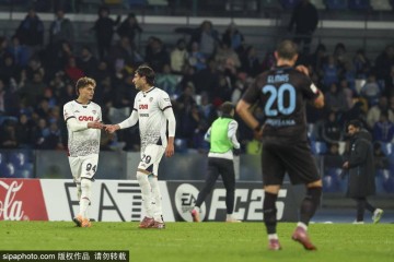 老兵不死!瓦尔迪赛前领取意甲11月最佳球员奖杯,38岁依然闪耀