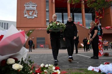 永不独行！两名利物浦女足队员在安菲尔德悼念若塔兄弟