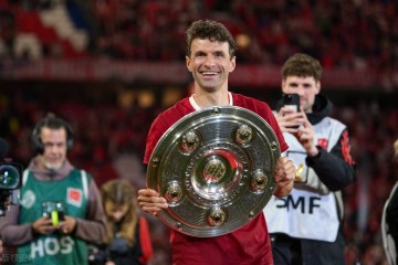 拜仁穆勒、凯恩、戴尔捧起沙拉盘,德甲颁奖热情依旧,啤酒浴更畅快