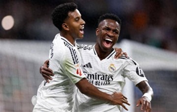 从争冠到保颜面！皇马9连杀弱旅背后的崩塌，阿韦洛亚只剩更衣室演讲？