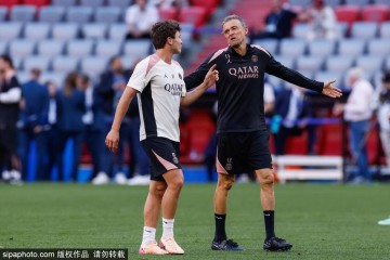 纳赛尔抱欧冠奖杯入眠!巴黎14年圆梦,5-0横扫国米,没梅西姆总也行?